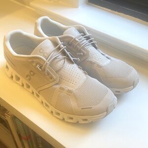 On Cloud 5 shoes Size 10 Pearl Color